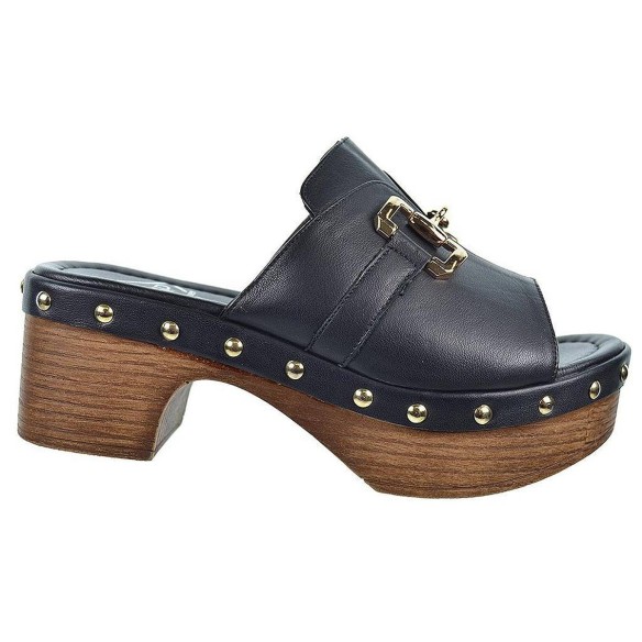 Top3 Zueco en piel con planta muy confortable y piso plataforma imitación madera con tachuelas.