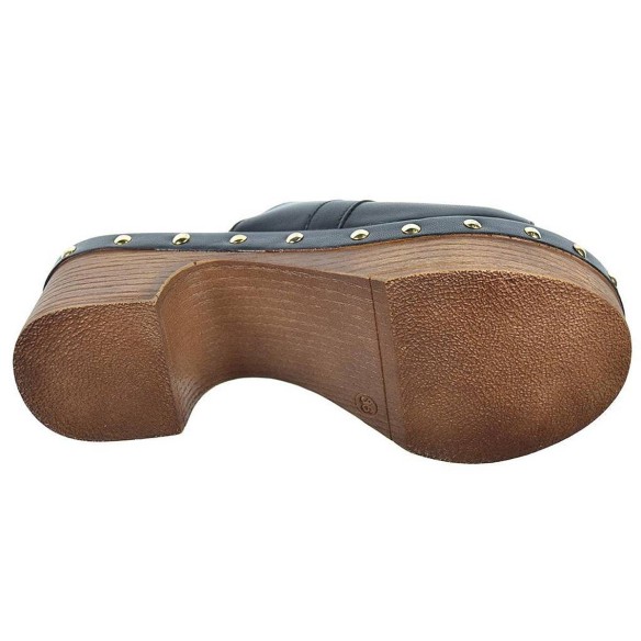 Top3 Zueco en piel con planta muy confortable y piso plataforma imitación madera con tachuelas.