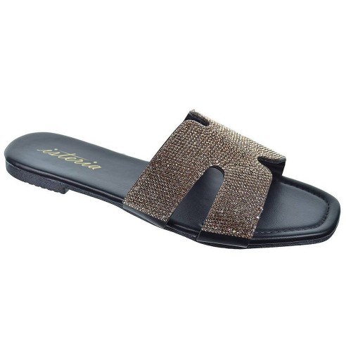 Isteria Zueco sintético con fantasía y suela plana de goma muy ligera y flexible. Tus zuecos mas elegantes para este verano.