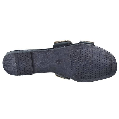 Isteria Zueco sintético con fantasía y suela plana de goma muy ligera y flexible. Tus zuecos mas elegantes para este verano.