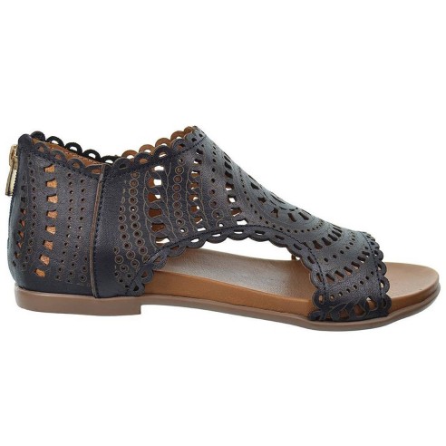 Top3 Sandalia piel perforada cierre en talón con cremallera y planta muy confortable. Piso de goma muy flexible antideslizante.