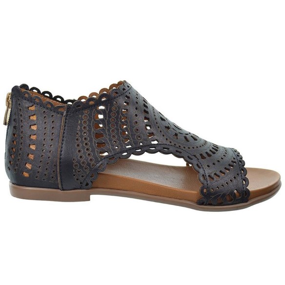 Top3 Sandalia piel perforada cierre en talón con cremallera y planta muy confortable. Piso de goma muy flexible antideslizante.