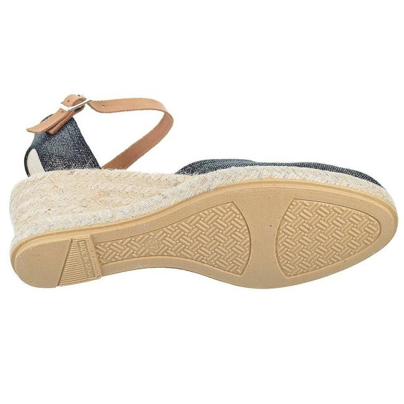 30084 Mediterranea Alpargata textil. Cierre en pulsera con hebilla. Plantilla acolchada. Piso cuña en yute antideslizante.