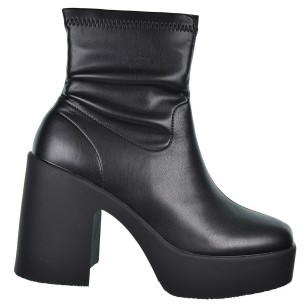 Isteria  Botín en licra sintética Con cremallera interior. Piso de goma, tacón ancho de 10,5cm y plataforma de 3cm.