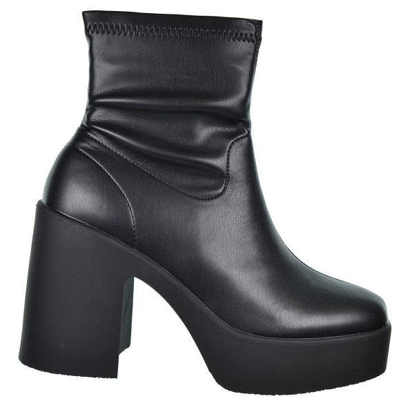 Isteria  Botín en licra sintética Con cremallera interior. Piso de goma, tacón ancho de 10,5cm y plataforma de 3cm.
