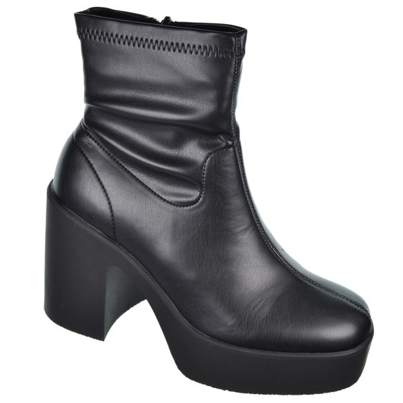 Isteria  Botín en licra sintética Con cremallera interior. Piso de goma, tacón ancho de 10,5cm y plataforma de 3cm.