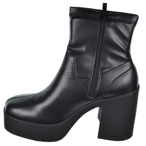 Isteria  Botín en licra sintética Con cremallera interior. Piso de goma, tacón ancho de 10,5cm y plataforma de 3cm.