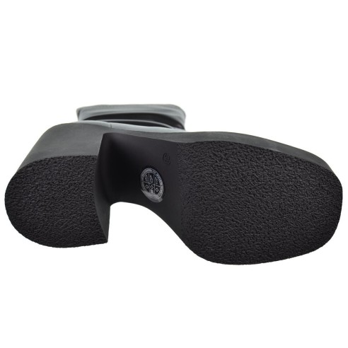 Isteria  Botín en licra sintética Con cremallera interior. Piso de goma, tacón ancho de 10,5cm y plataforma de 3cm.