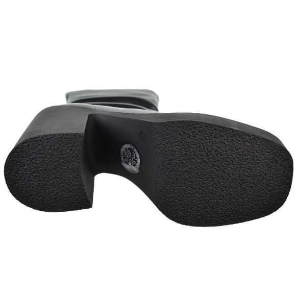 Isteria  Botín en licra sintética Con cremallera interior. Piso de goma, tacón ancho de 10,5cm y plataforma de 3cm.