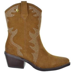 Top3  Botín campero en piel serraje con remaches, forro textil y cremallera interior. Piso con tacón campero de 4cm de altura.