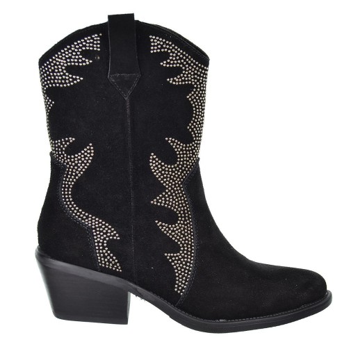 Top3  Botín campero en piel serraje con remaches, forro textil y cremallera interior. Piso con tacón campero de 4cm de altura.