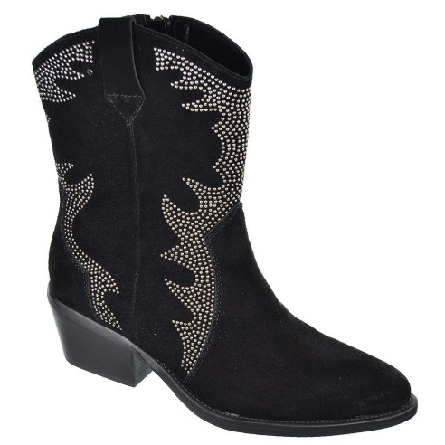 Top3  Botín campero en piel serraje con remaches, forro textil y cremallera interior. Piso con tacón campero de 4cm de altura.