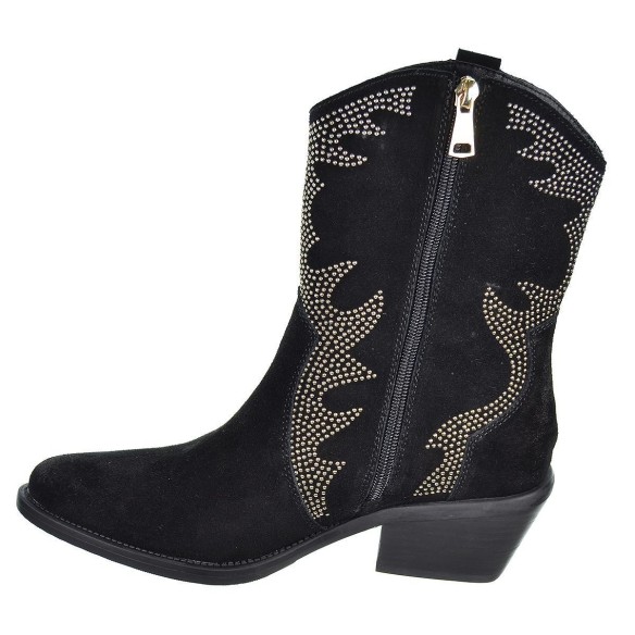 Top3  Botín campero en piel serraje con remaches, forro textil y cremallera interior. Piso con tacón campero de 4cm de altura.