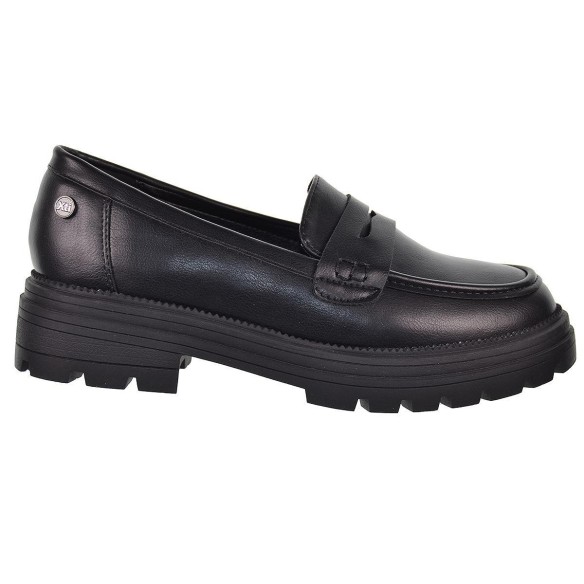 150639  Xti Kids Zapato Mocasín charol sintético. forro textil y detalle con antifaz. Suela de goma desdentada antideslizante.