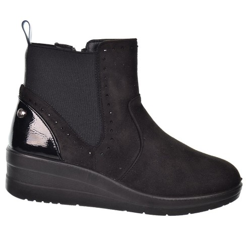 22409 Amarpies Botín antelina. Talón charol. elásticos y cremallera. Forro textil y plantilla acolchado extraíble. Cuña