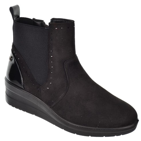 22409 Amarpies Botín antelina. Talón charol. elásticos y cremallera. Forro textil y plantilla acolchado extraíble. Cuña