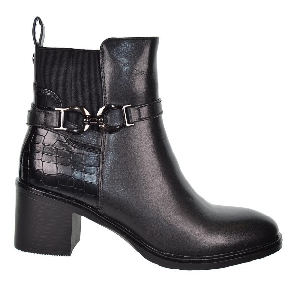 25622 Amarpies Botín sintético. Elástico y cremallera. Acolchado. Piso de caucho antideslizante. Tacón ancho de 6cm. de altura.