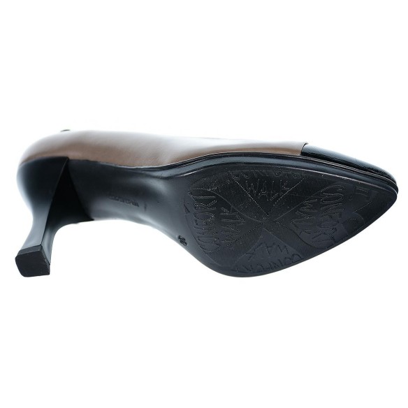 Desiree Zapato Piel puntera en charol. Acolchada transpirable y ergonómica. Tacón de 7´5cm de antideslizante.