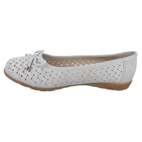 Zapato sintético perforado. Forrado interior textil. Plantilla acolchada confort. Suela de goma muy ligera y flexible.