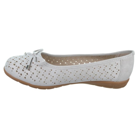 Zapato sintético perforado. Forrado interior textil. Plantilla acolchada confort. Suela de goma muy ligera y flexible.