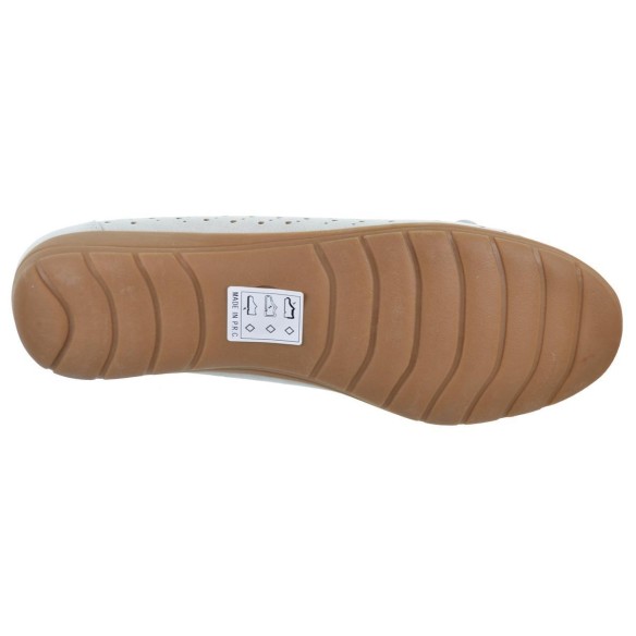 Zapato sintético perforado. Forrado interior textil. Plantilla acolchada confort. Suela de goma muy ligera y flexible.