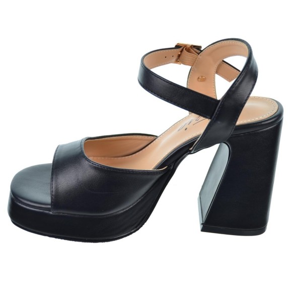 Isteria 24048  Sandalia en sintético. con cierre en hebilla regulable. Piso con plataforma forrada de 2cm. y tacón ancho de 9cm.