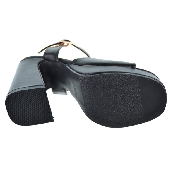 Isteria 24048  Sandalia en sintético. con cierre en hebilla regulable. Piso con plataforma forrada de 2cm. y tacón ancho de 9cm.