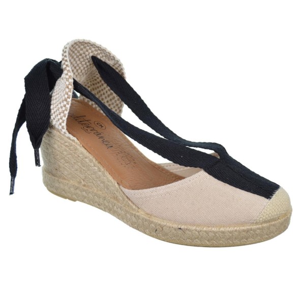 Alpargata estilo Valenciana. Plantilla acolchada. Piso cuña en yute de 7cm de altura y suela de goma antideslizante.