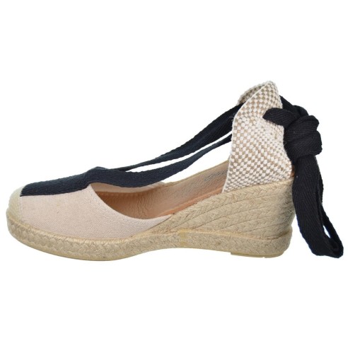 Alpargata estilo Valenciana. Plantilla acolchada. Piso cuña en yute de 7cm de altura y suela de goma antideslizante.