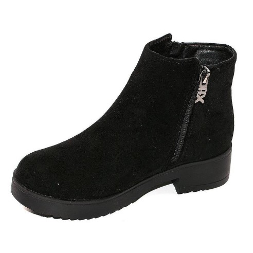 57371 Xti Kids Botín 57371 XTI KIDS. Botín en antelina, forro interior y plantilla textil acolchado. Cierre con cremallera inter