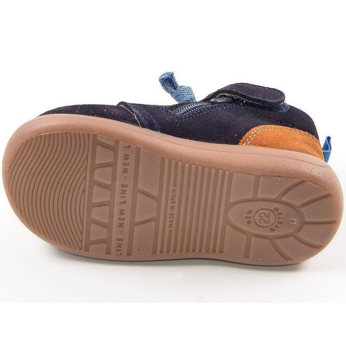 52001 Xiquets Botín Comprar Botín en serraje piel, forro textil acolchado. Cierre en cordones elásticos y cremallera en lateral 