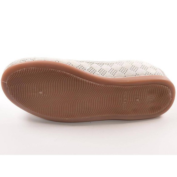 71202 Xiquets Zapato Comprar Zapato de piel perforada formando rombos. Forro textil y plantilla en piel acolchada. Piso de goma 
