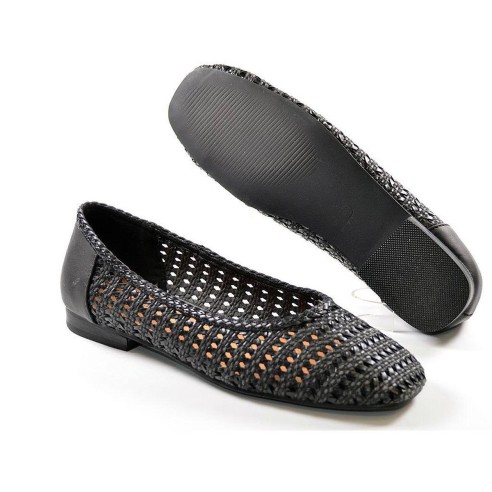 19464 Dangela Zapato Zapato en material sintético trenzado, con piso plano muy confortable. Es un bonito diseño para combinar co