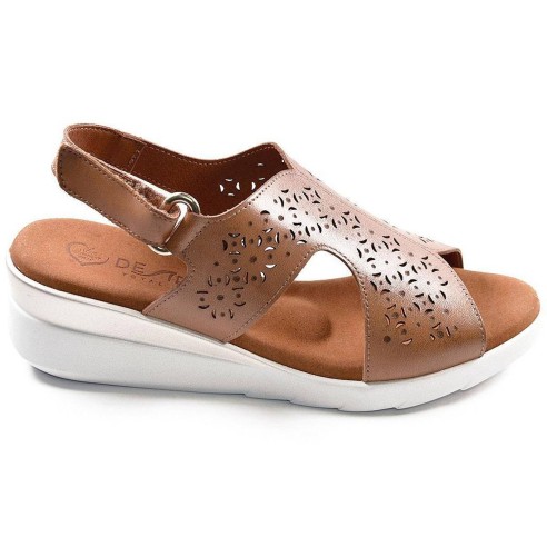 Urbi3 Desireé Sandalia URBI3 DESIREÉ. Sandalia en piel, con calados que forman unos bonitos dibujos. Forro de piel y plantilla a