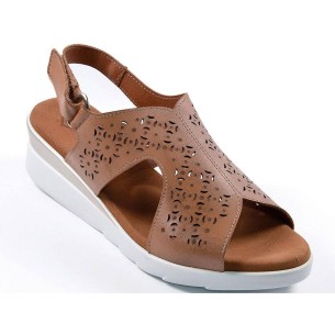 Urbi3 Desireé Sandalia URBI3 DESIREÉ. Sandalia en piel, con calados que forman unos bonitos dibujos. Forro de piel y plantilla a 2