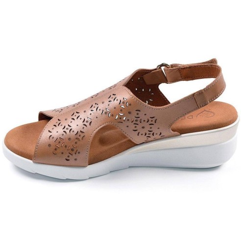 Urbi3 Desireé Sandalia URBI3 DESIREÉ. Sandalia en piel, con calados que forman unos bonitos dibujos. Forro de piel y plantilla a