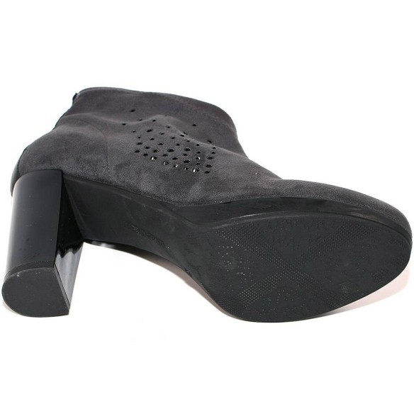 82544 Desireé Botín Comprar Botín en ante sintético con lycra y forro textil. Plantilla confort para. Plataforma de caucho antid