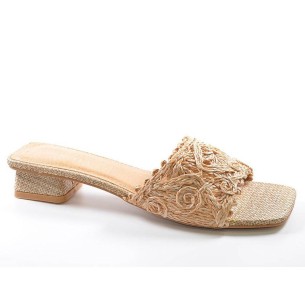 19675 D´Angela. Zueco Chancla tipo Zueco pala en rafia trenzada y tacón de 2 cm.es el complemento perfecto para un look mas rela