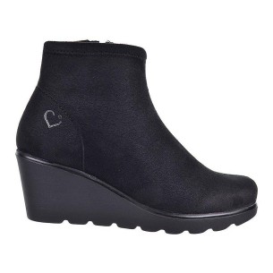 Paola1 Desireé Botín Botín en ante con lycra y forro textil. Cierre con cremallera interior. Piso con cuña de caucho antidesliza