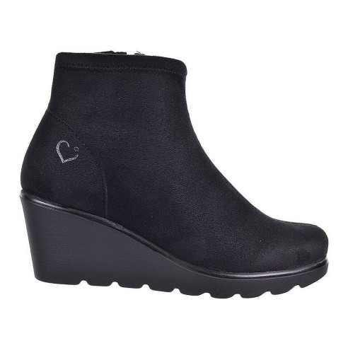 Paola1 Desireé Botín Botín en ante con lycra y forro textil. Cierre con cremallera interior. Piso con cuña de caucho antidesliza