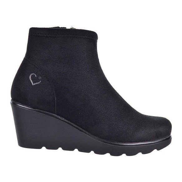 Paola1 Desireé Botín Botín en ante con lycra y forro textil. Cierre con cremallera interior. Piso con cuña de caucho antidesliza