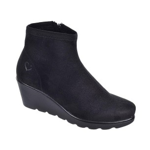 Paola1 Desireé Botín Botín en ante con lycra y forro textil. Cierre con cremallera interior. Piso con cuña de caucho antidesliza 2