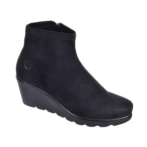 Paola1 Desireé Botín Botín en ante con lycra y forro textil. Cierre con cremallera interior. Piso con cuña de caucho antidesliza