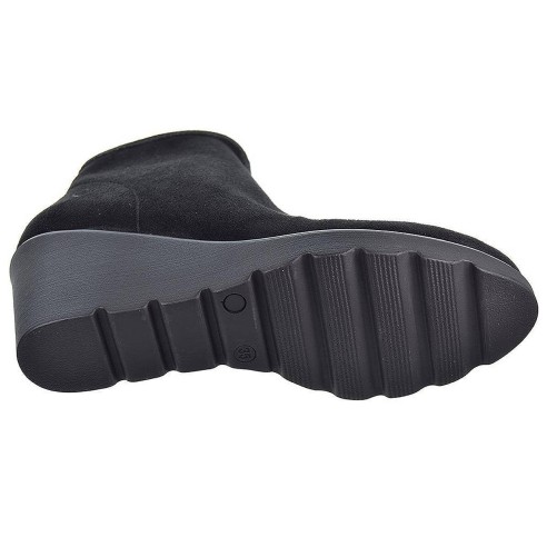 Paola1 Desireé Botín Botín en ante con lycra y forro textil. Cierre con cremallera interior. Piso con cuña de caucho antidesliza