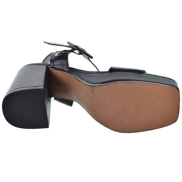 22306 Isteria Sandalia Plataforma Sandalia sintético con cierre en hebilla regulable. Piso con plataforma forrada de 2cm aprox. 