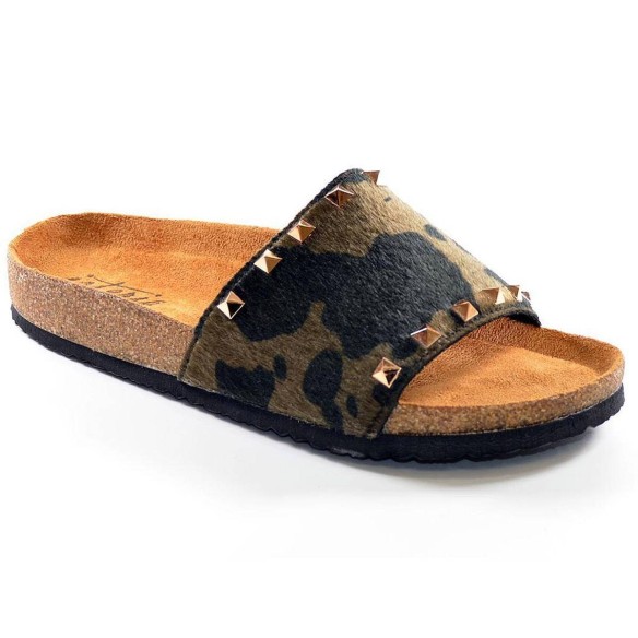 21063 Isteria Zueco Chancla zueco material textil con pala ancha y remaches. Planta bio y piso eva. ideal para un look único.