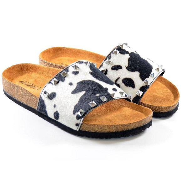 21063 Isteria Zueco Chancla zueco material textil con pala ancha y remaches. Planta bio y piso eva. ideal para un look único.