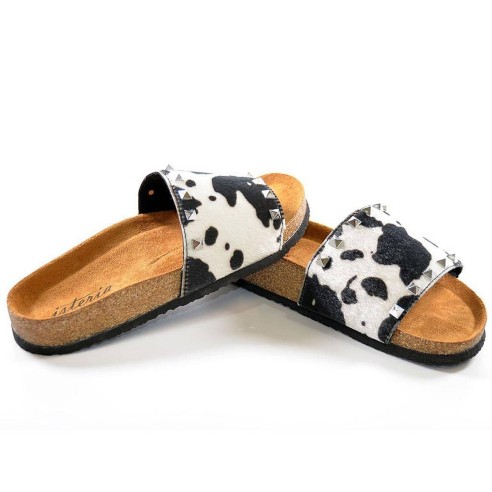 21063 Isteria Zueco Chancla zueco material textil con pala ancha y remaches. Planta bio y piso eva. ideal para un look único.