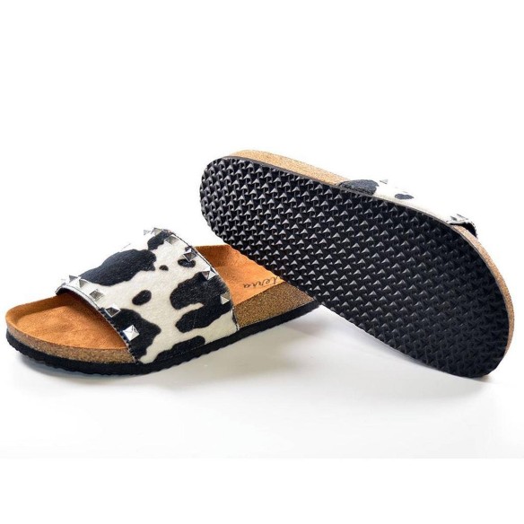 21063 Isteria Zueco Chancla zueco material textil con pala ancha y remaches. Planta bio y piso eva. ideal para un look único.