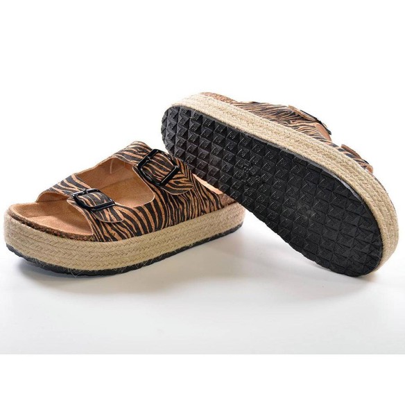 21052 Isteria Zueco 21052 Isteria. Chancla Zueco textil cebra, dos tiras y hebilla. Planta bio y piso plataforma forrado en yute